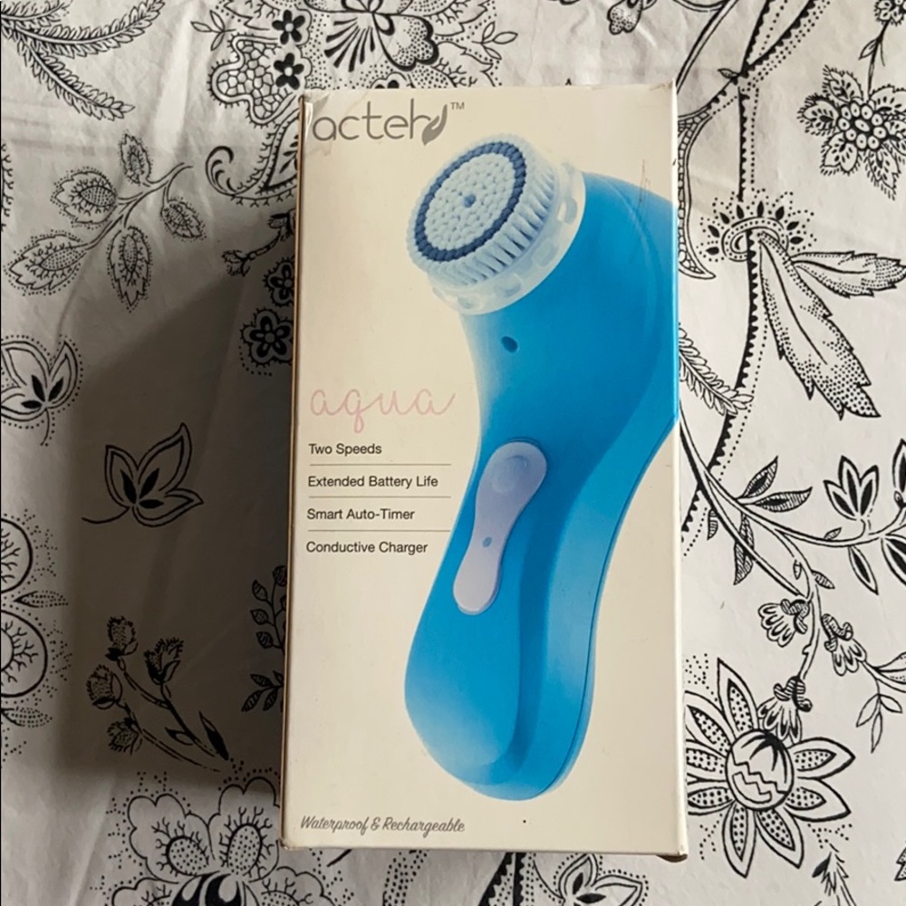 Cleansing brush! Opened but never been used!!